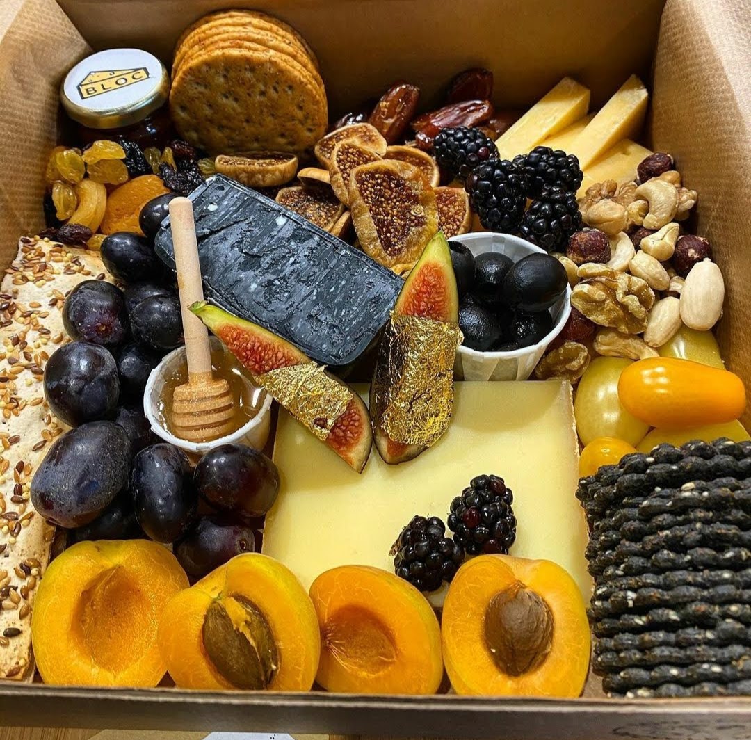 Bloc Cheese Box with fruit