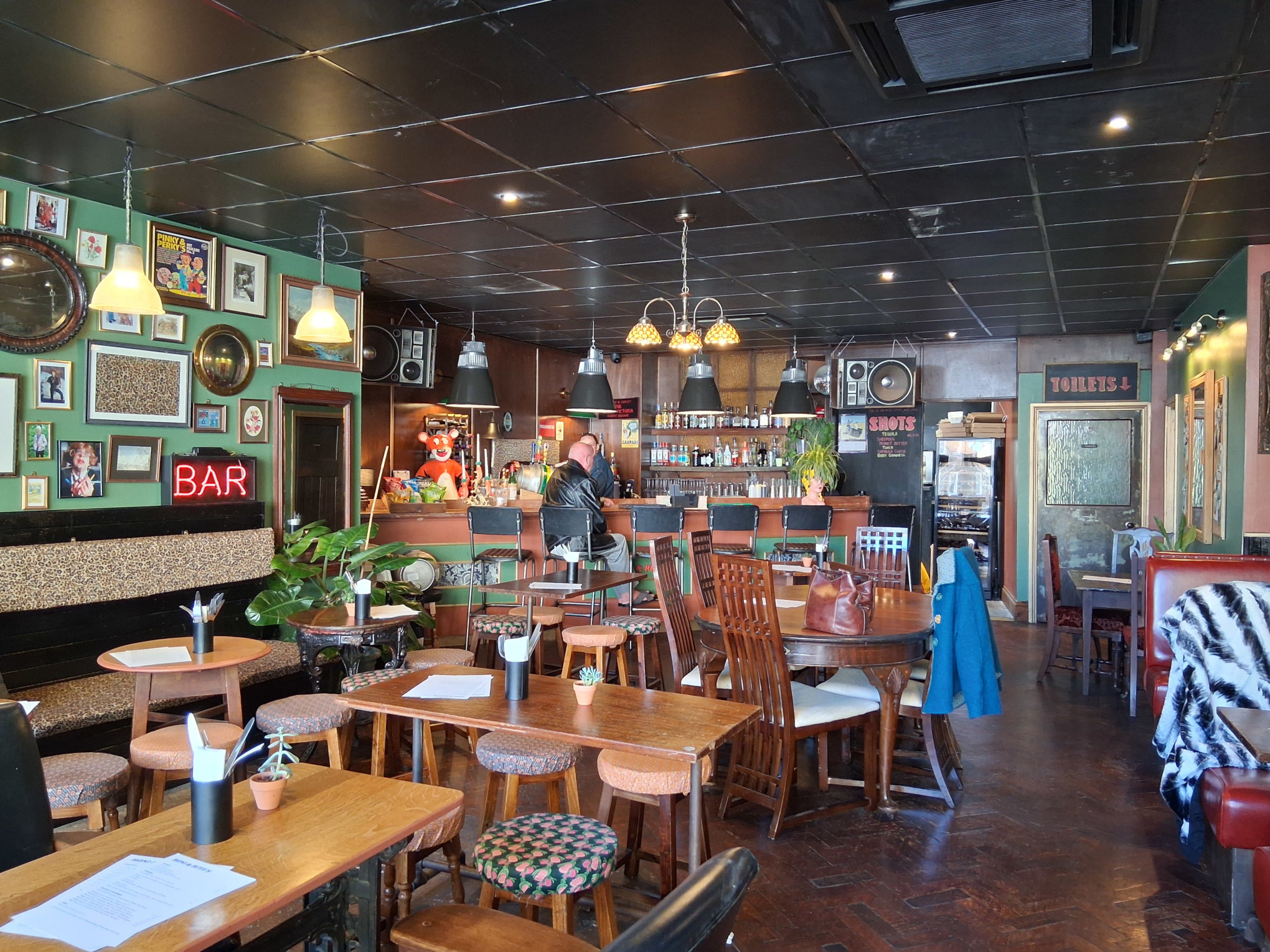 Roni and Rita's interior